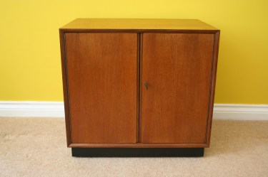 Record cabinet